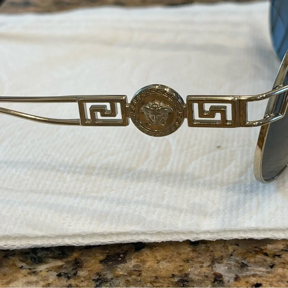 EUC authentic Versace womens sunglasses pilot aviator gold Medusa metal​